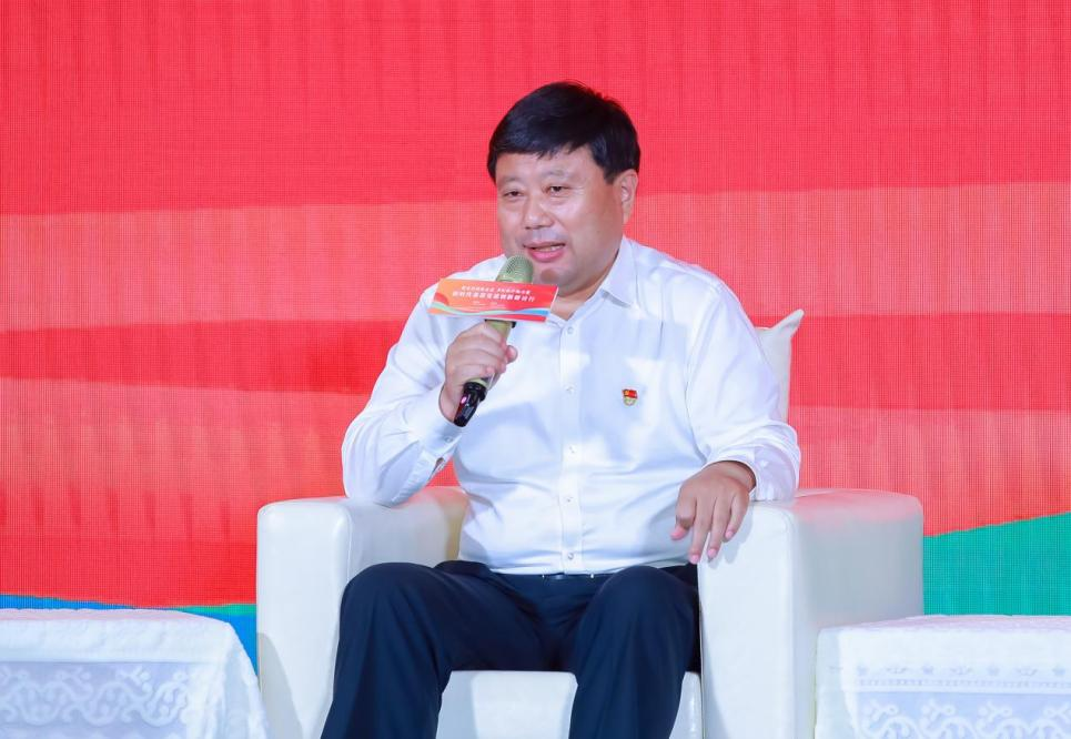 图为党的二十大代表、山东省兰陵县卞庄街道代村党委书记、村委会主任王传喜在新时代基层党建创新研讨行乡村振兴带头人沙龙上发言。