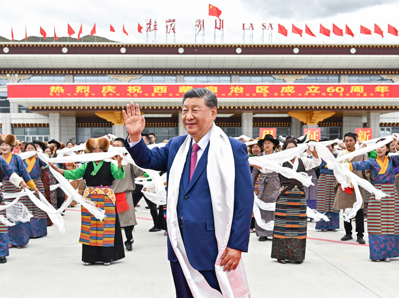 2025年8月20日中午,中共中央总书记、国家主席、中央军委主席习近平率中央代表团乘专机抵达拉萨,出席西藏自治区成立60周年庆祝活动。这是习近平向欢迎群众挥手致意。新华社记者 燕雁 摄