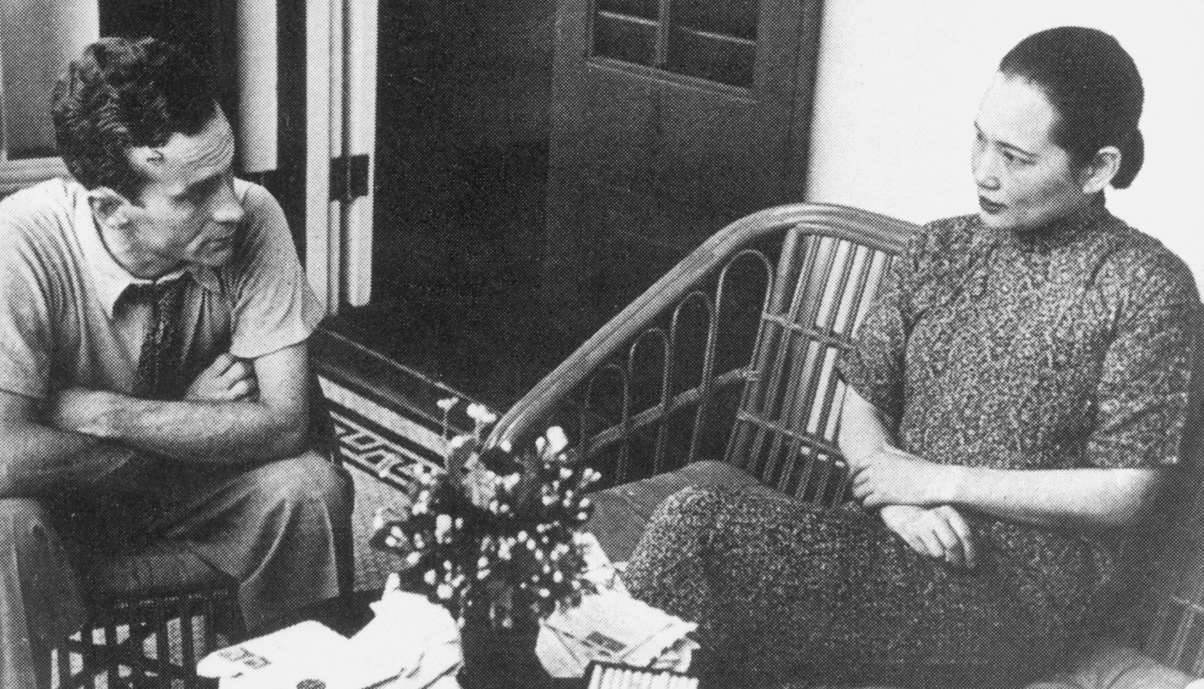 “中國共產黨人是用特殊材料制成的”
1936年6月,埃德加·斯諾到達陝甘寧蘇區,成為第一個訪問紅色中國的西方新聞記者。他將自己在陝甘寧蘇區的見聞寫成《紅星照耀中國》(中譯名《西行漫記》),1937年10月后相繼在英美出版發行,打破了國民黨對蘇區的新聞封鎖,中共在抗戰中的巨大潛能和作用開始引起西方世界的廣泛關注。