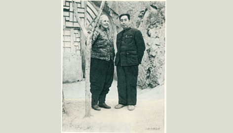 “八路軍獲得了力量和聲望”
安娜·路易斯·斯特朗,美國著名的進步記者與作家。她一生六次訪華,幾乎都在中國革命的重要時刻。抗戰期間,她深入前線,如實報道中共領導的人民軍隊英勇作戰、抵御外侮的偉大奮斗歷程。她撰寫的《毛澤東的思想》一文,系統介紹了馬克思主義中國化的偉大理論成果,幫助世界更准確理解中國革命的方向與內涵。