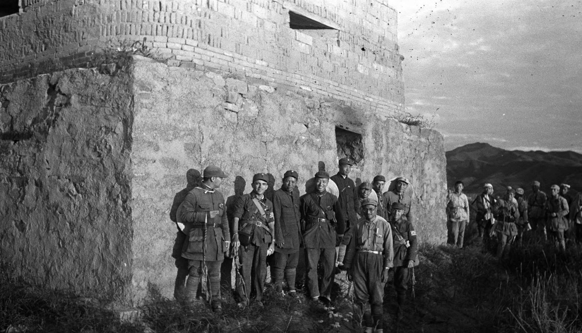 “八路軍真是能打仗”
中國全民族抗戰爆發后,莫裡斯·埃爾德雷德·武道受聘擔任國民黨中央宣傳部顧問。1944年,他作為中外記者西北參觀團成員,赴延安和晉綏邊區考察採訪。採訪結束后,武道坦誠表示,過去自己是反對八路軍、共產黨的,可這次親身前往延安后才發現,自己過去的看法完全錯誤,“八路軍真是能打仗”。