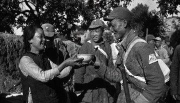 共產黨人“已經在中國創造了一個奇跡”
美國記者哈裡森·福爾曼,中國人民的老朋友。他曾於1937年到訪陝北蘇區,採訪了正准備奔赴抗日前線的中國工農紅軍。1944年,福爾曼作為中外記者西北參觀團成員,深入延安與晉綏邊區,親身見証了中國共產黨領導的人民戰爭迸發的磅礡力量。他驚嘆道,共產黨人“已經在中國創造了一個奇跡——贏得了人民的尊敬與合作”。