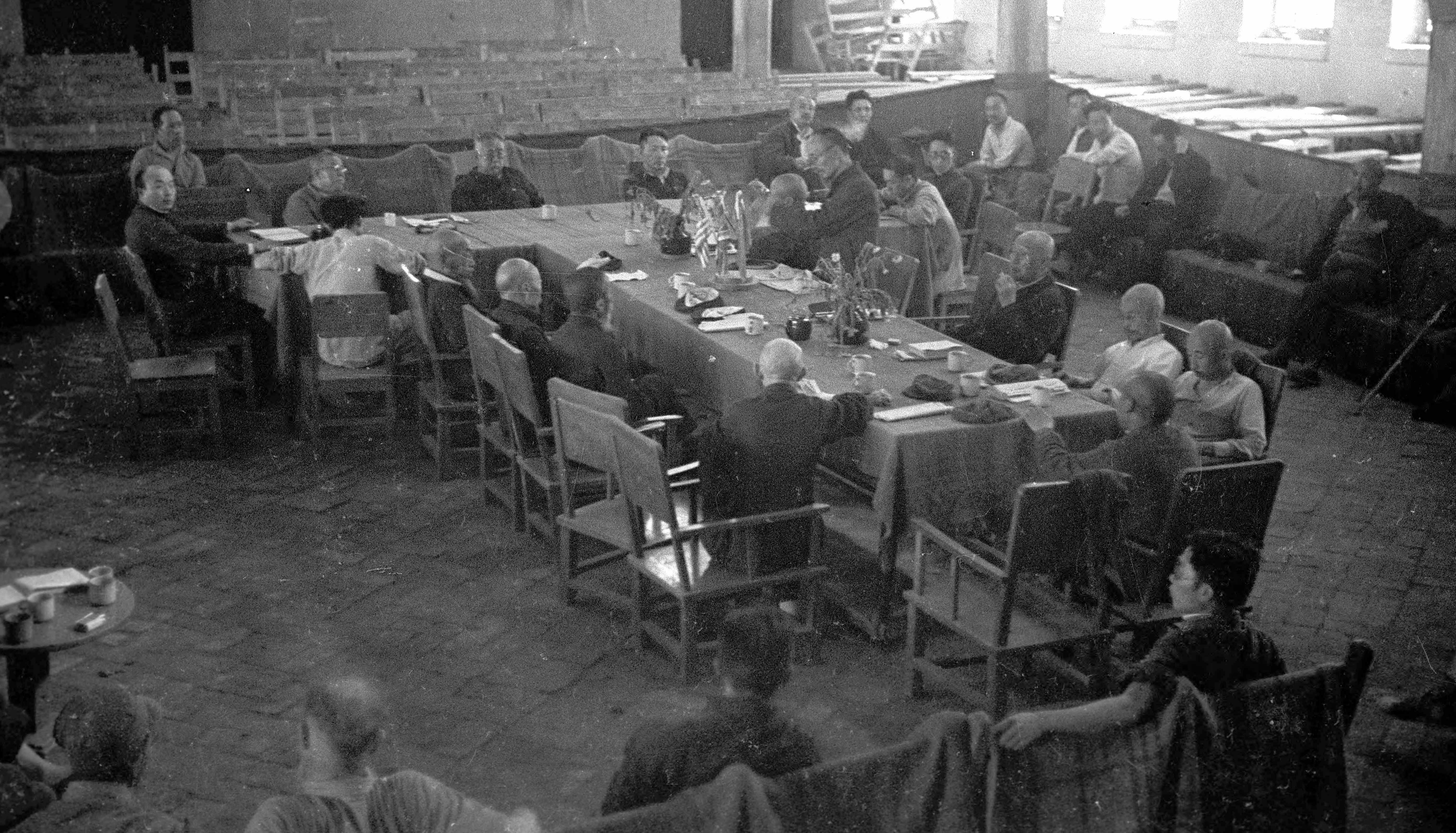 “中共黨員的作用無處不在”
1944年夏,斯坦因與毛澤東在延安楊家嶺的窯洞中,展開了一場長達12小時的深度對話。談話中,毛澤東深刻剖析了中國新民主主義革命的現狀與未來,傳遞出中國共產黨為民族獨立、人民解放不懈奮斗的堅定信念與歷史擔當。斯坦因由此清晰認識到,中國共產黨真心實意為人民,這正是“8600萬人民隨著他的道路前進”的動力之源。