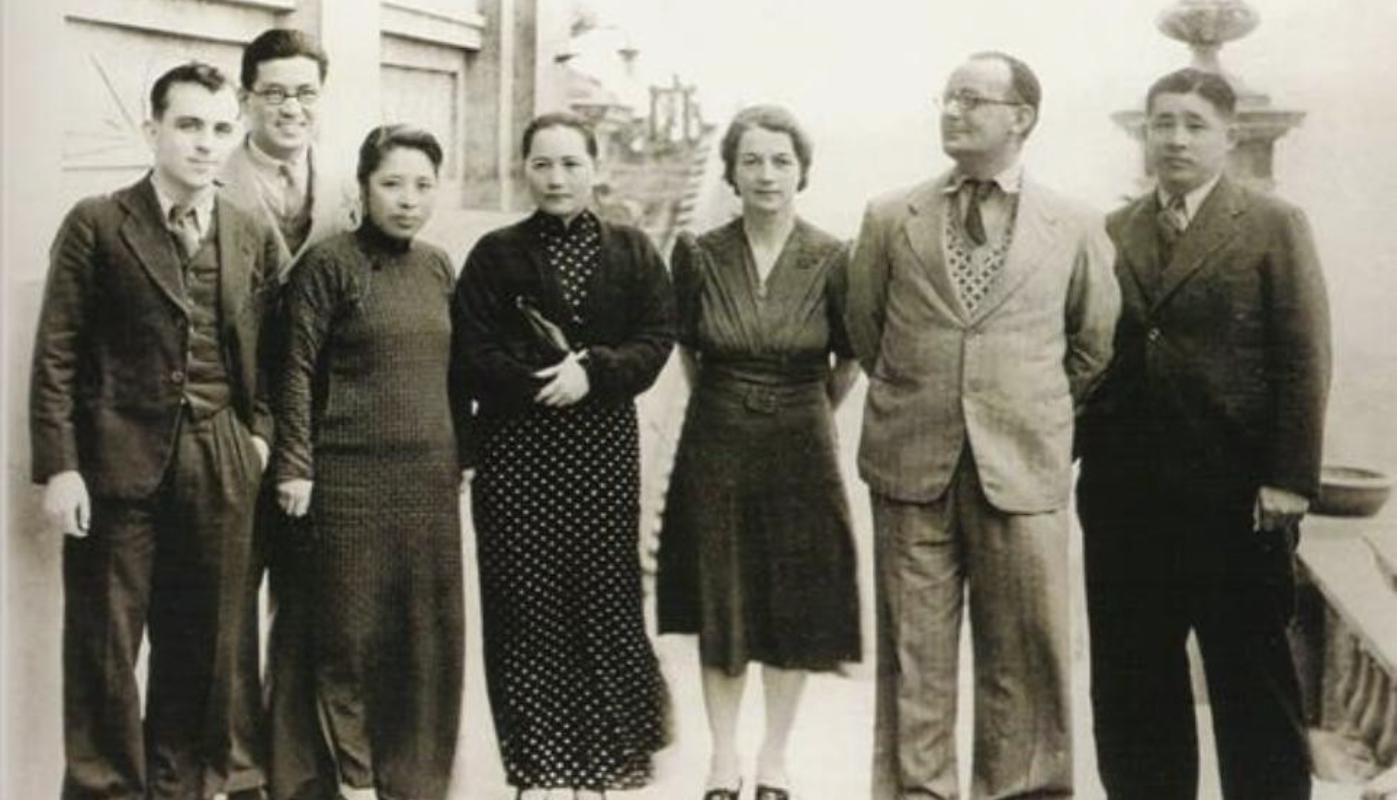 敵后抗日根據地是“不可摧毀的堡壘”
2005年,一位金發碧眼的耄耋老人動情地說道:“我今年90歲,但從另外一個角度說,還隻有73歲,因為我是1933年開始為中國革命工作的。”這位老人,正是著名的國際記者——伊斯雷爾·愛潑斯坦。中國全民族抗戰時期,愛潑斯坦穿梭於硝煙彌漫的正面與敵后戰場,以筆為刃,真實記錄了中國軍民浴血奮戰、抗擊日寇的不屈斗爭。
