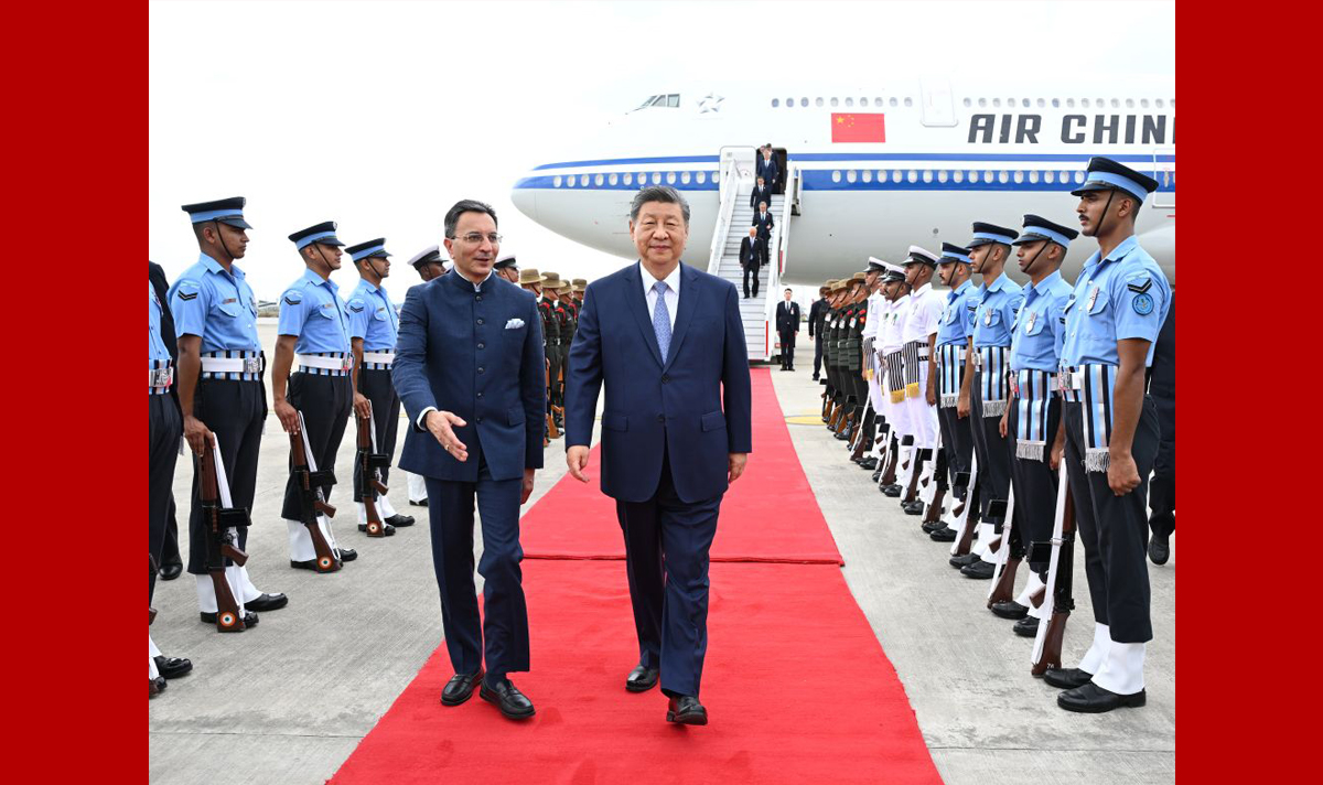 习近平抵达新德里出席金砖国家领导人第十八次会晤